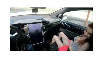 [서양야동] Couple＇s Tesla self-driving feature car shakes the door